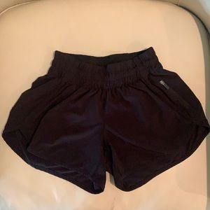 Lululemon tracker shorts - like new! LR 4 inch
